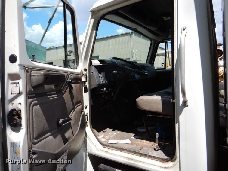 image for item DS8046 2001 International 4700  box truck