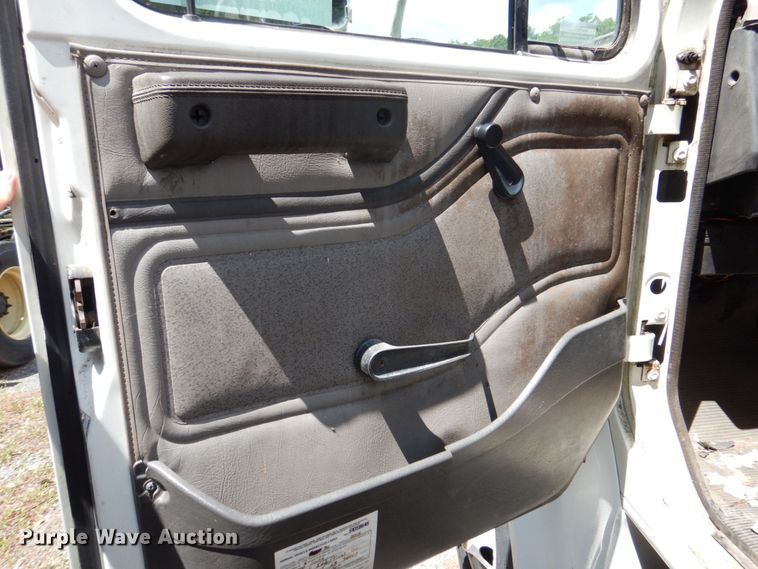 image for item DS8046 2001 International 4700  box truck