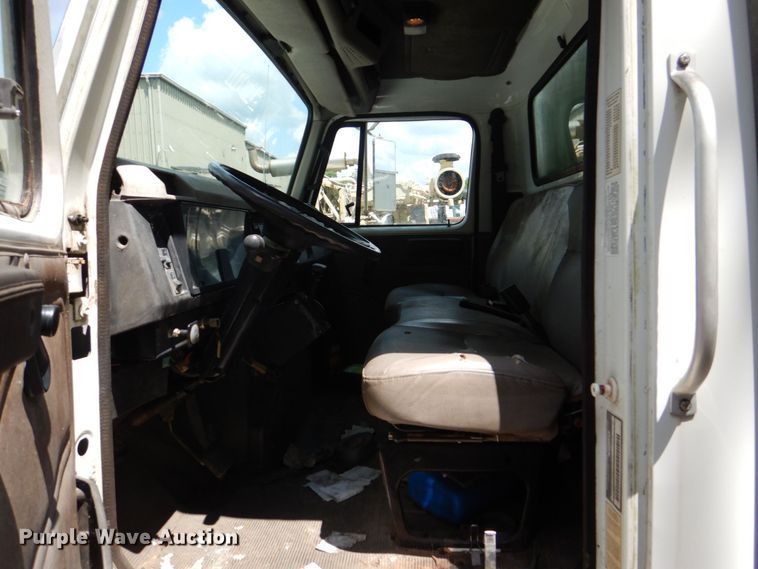 image for item DS8046 2001 International 4700  box truck