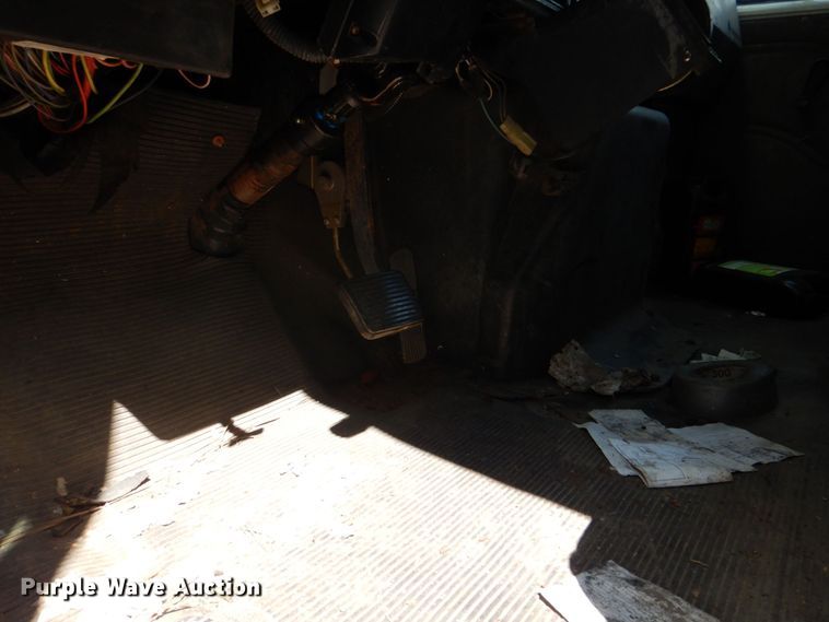 image for item DS8046 2001 International 4700  box truck