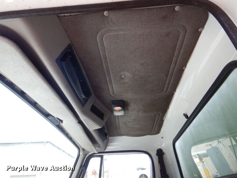 image for item DS8046 2001 International 4700  box truck