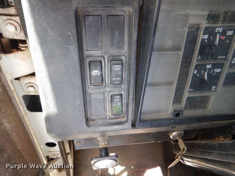 image for item DS8046 2001 International 4700  box truck