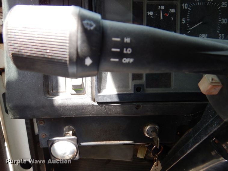 image for item DS8046 2001 International 4700  box truck