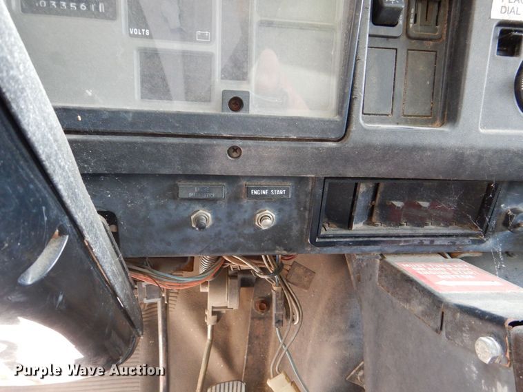 image for item DS8046 2001 International 4700  box truck