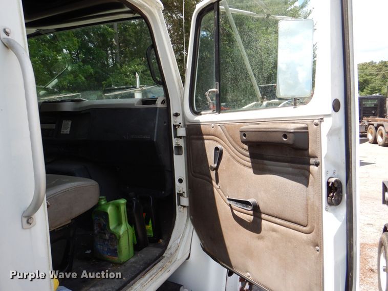 image for item DS8046 2001 International 4700  box truck