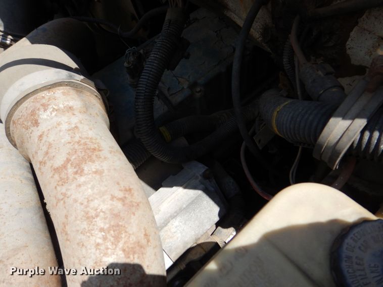 image for item DS8046 2001 International 4700  box truck