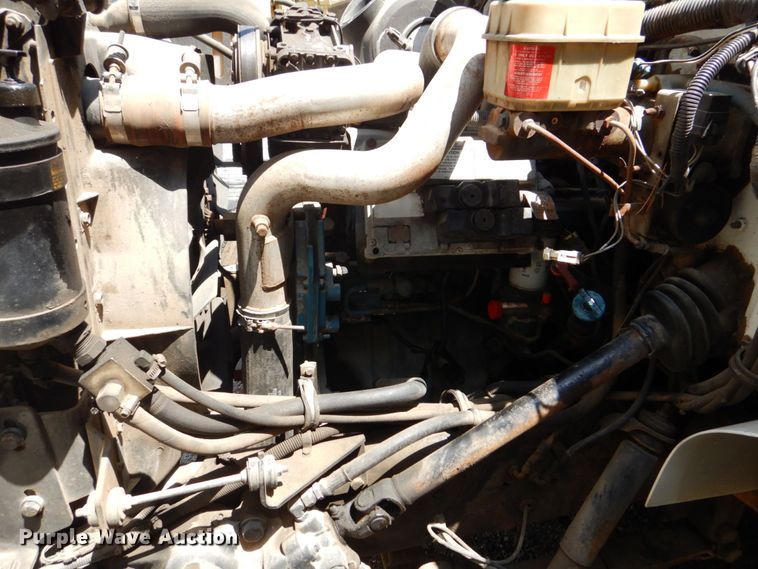 image for item DS8046 2001 International 4700  box truck