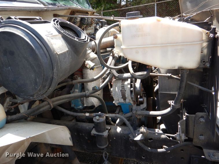 image for item DS8046 2001 International 4700  box truck