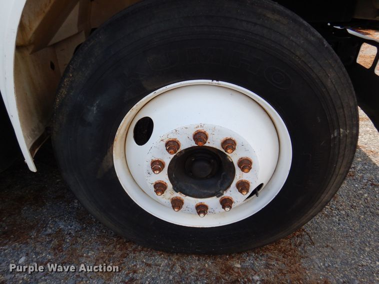 image for item DS8046 2001 International 4700  box truck