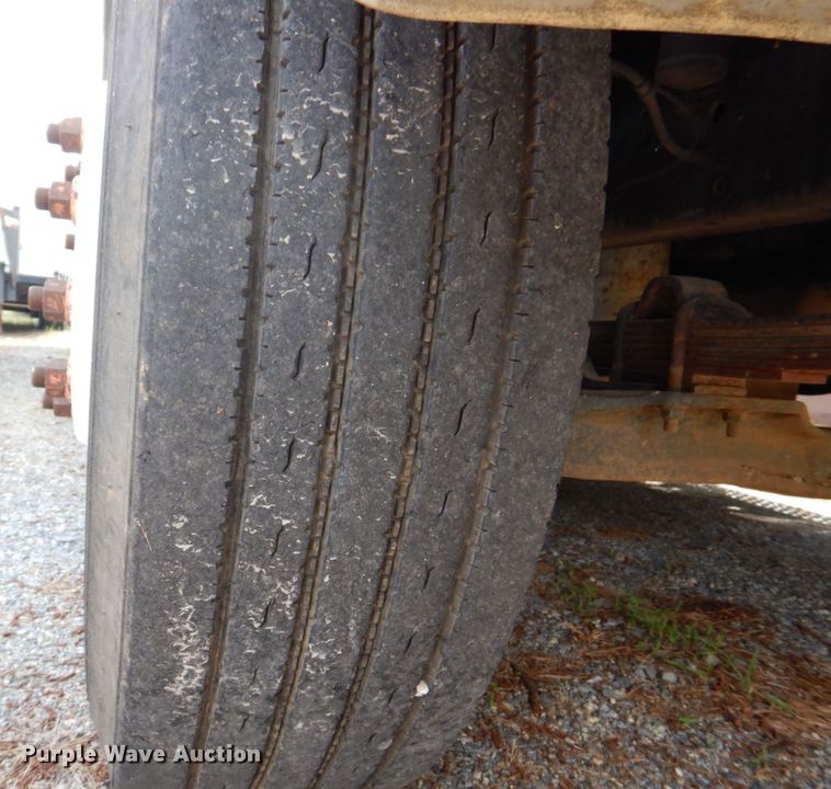 image for item DS8046 2001 International 4700  box truck