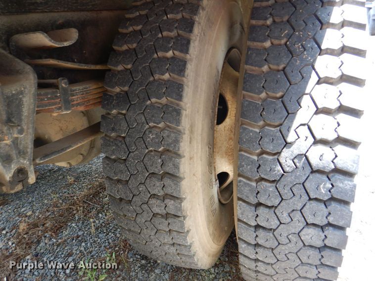 image for item DS8046 2001 International 4700  box truck