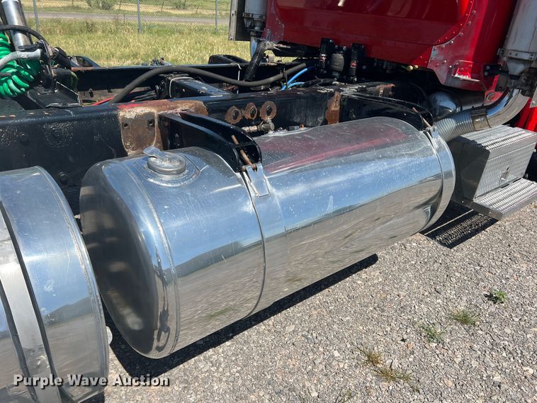 image for item DS8392 1999 Peterbilt 379  semi truck