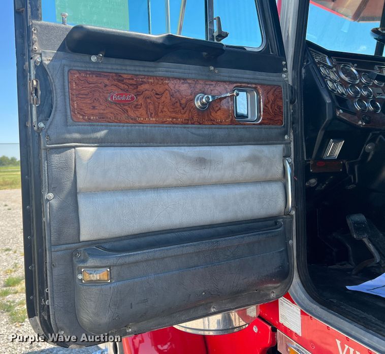 image for item DS8392 1999 Peterbilt 379  semi truck