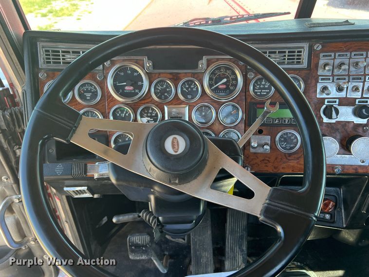 image for item DS8392 1999 Peterbilt 379  semi truck