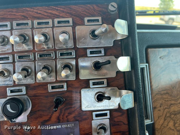 image for item DS8392 1999 Peterbilt 379  semi truck