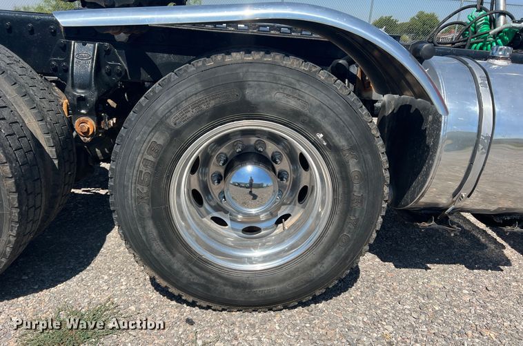 image for item DS8392 1999 Peterbilt 379  semi truck