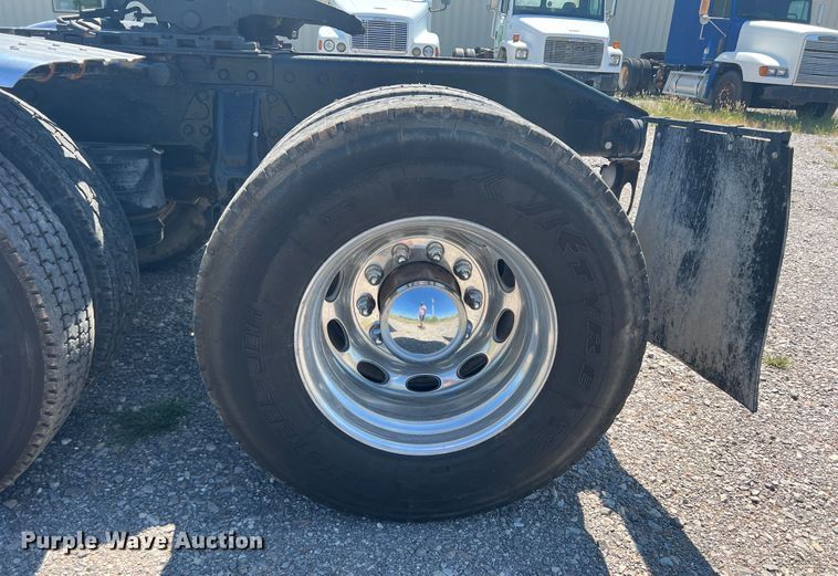 image for item DS8392 1999 Peterbilt 379  semi truck