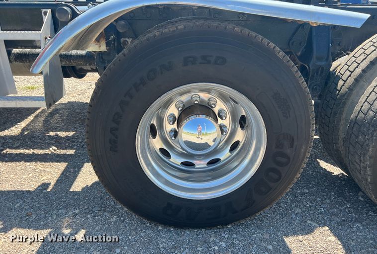 image for item DS8392 1999 Peterbilt 379  semi truck