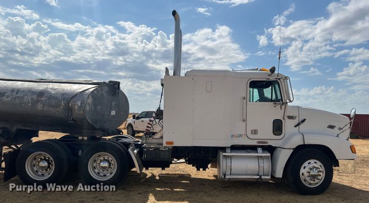 image for item DS8477 1997 Freightliner FLD  semi truck