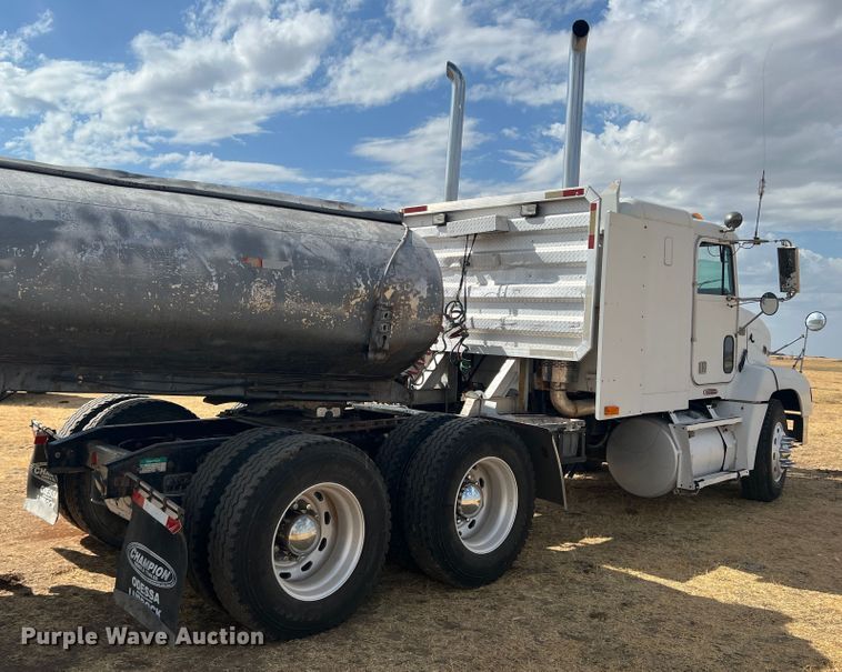 image for item DS8477 1997 Freightliner FLD  semi truck