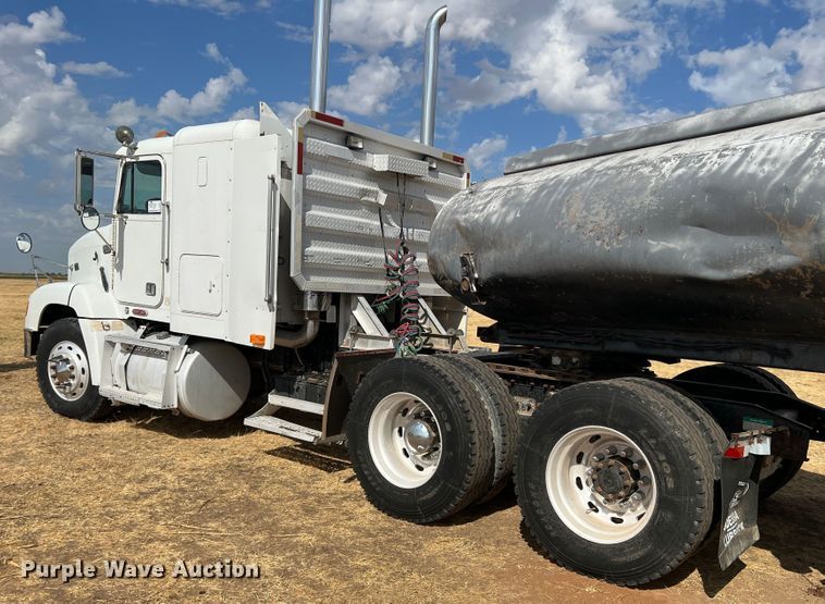 image for item DS8477 1997 Freightliner FLD  semi truck