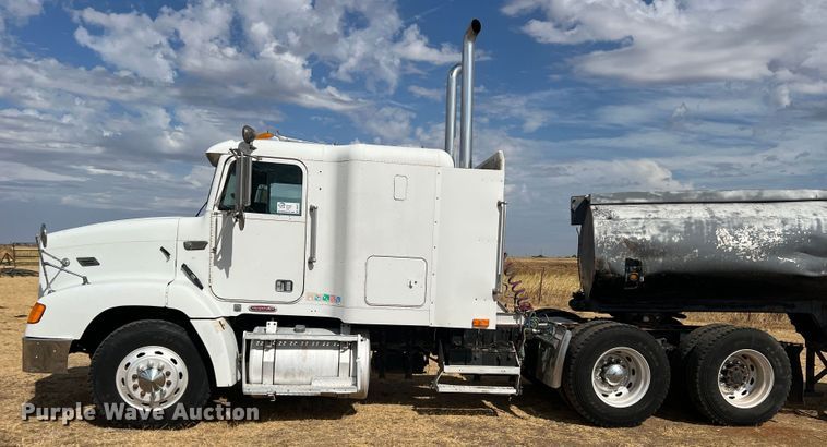 image for item DS8477 1997 Freightliner FLD  semi truck