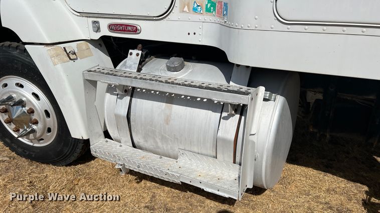 image for item DS8477 1997 Freightliner FLD  semi truck