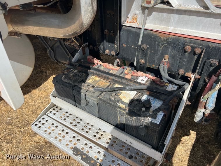 image for item DS8477 1997 Freightliner FLD  semi truck