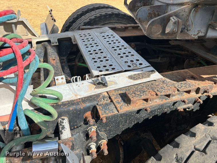 image for item DS8477 1997 Freightliner FLD  semi truck