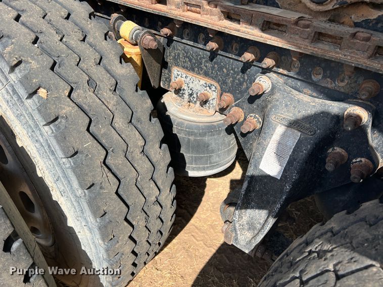 image for item DS8477 1997 Freightliner FLD  semi truck