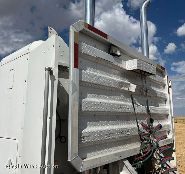 image for item DS8477 1997 Freightliner FLD  semi truck