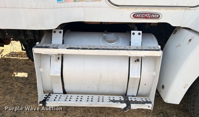 image for item DS8477 1997 Freightliner FLD  semi truck