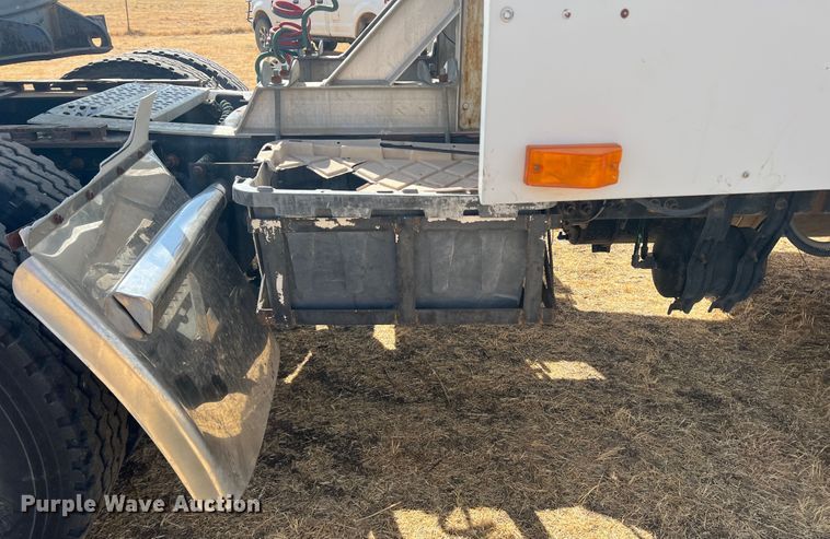 image for item DS8477 1997 Freightliner FLD  semi truck