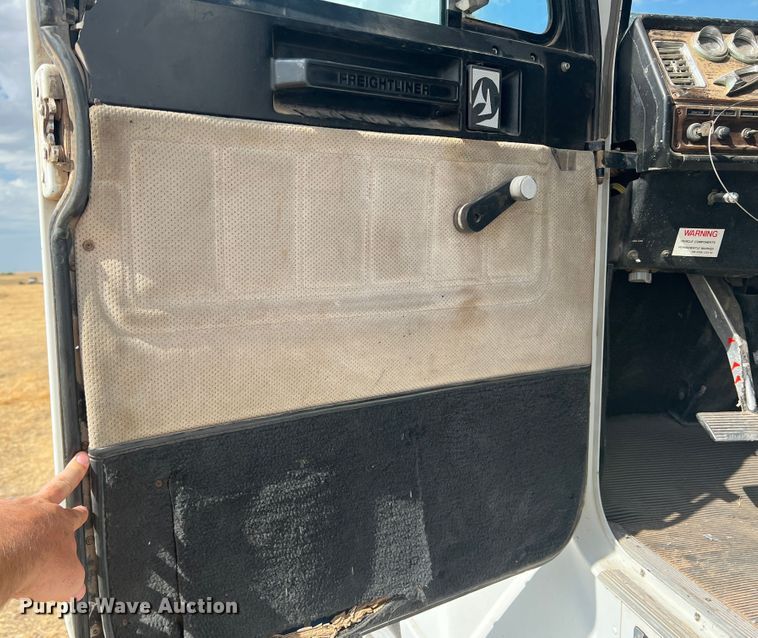 image for item DS8477 1997 Freightliner FLD  semi truck