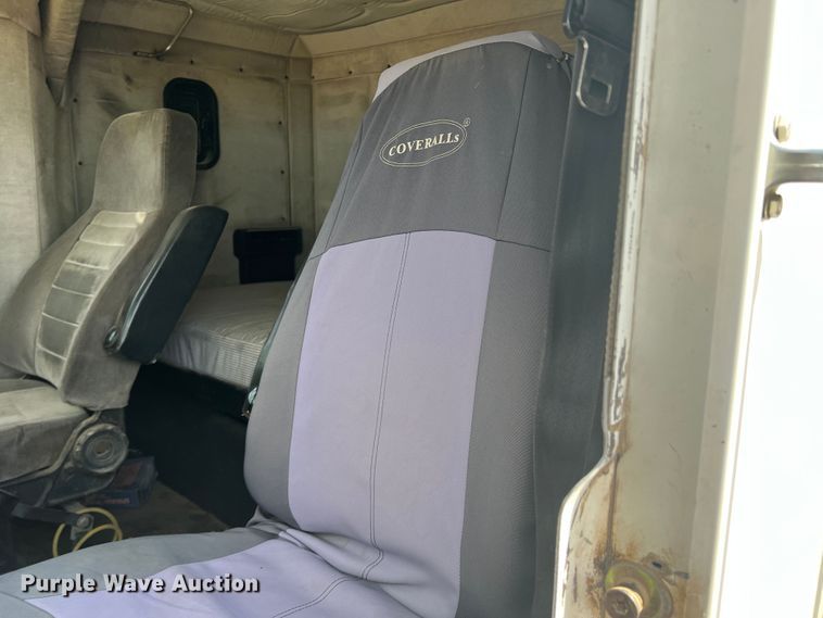 image for item DS8477 1997 Freightliner FLD  semi truck