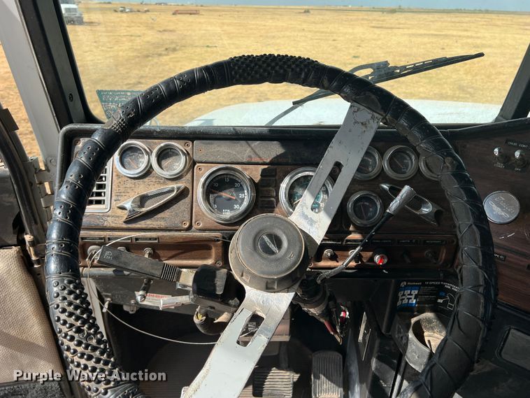 image for item DS8477 1997 Freightliner FLD  semi truck