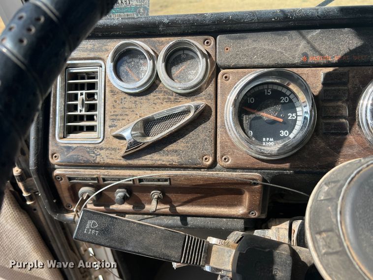 image for item DS8477 1997 Freightliner FLD  semi truck