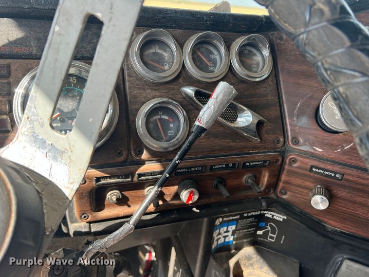 image for item DS8477 1997 Freightliner FLD  semi truck