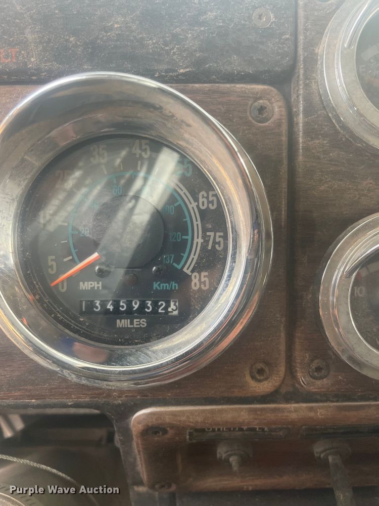 image for item DS8477 1997 Freightliner FLD  semi truck