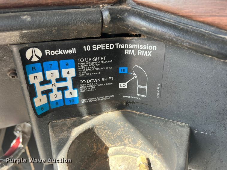 image for item DS8477 1997 Freightliner FLD  semi truck