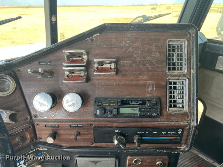 image for item DS8477 1997 Freightliner FLD  semi truck