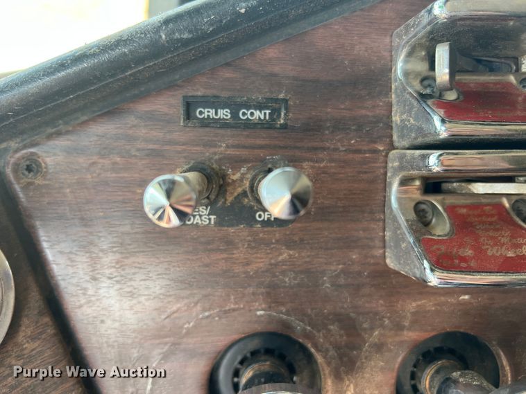 image for item DS8477 1997 Freightliner FLD  semi truck