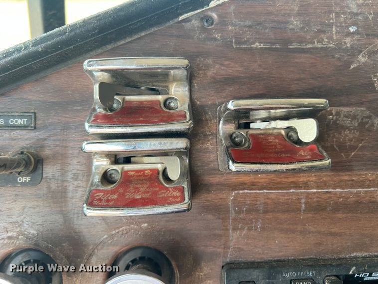 image for item DS8477 1997 Freightliner FLD  semi truck