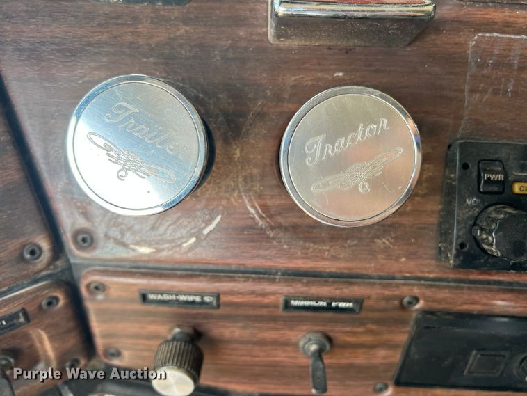 image for item DS8477 1997 Freightliner FLD  semi truck