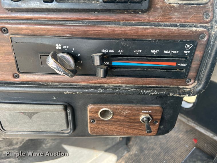 image for item DS8477 1997 Freightliner FLD  semi truck