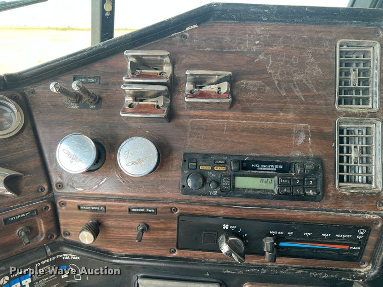 image for item DS8477 1997 Freightliner FLD  semi truck