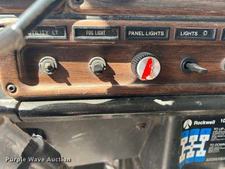 image for item DS8477 1997 Freightliner FLD  semi truck