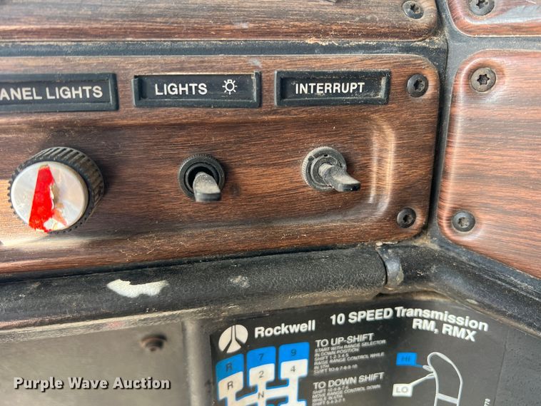 image for item DS8477 1997 Freightliner FLD  semi truck