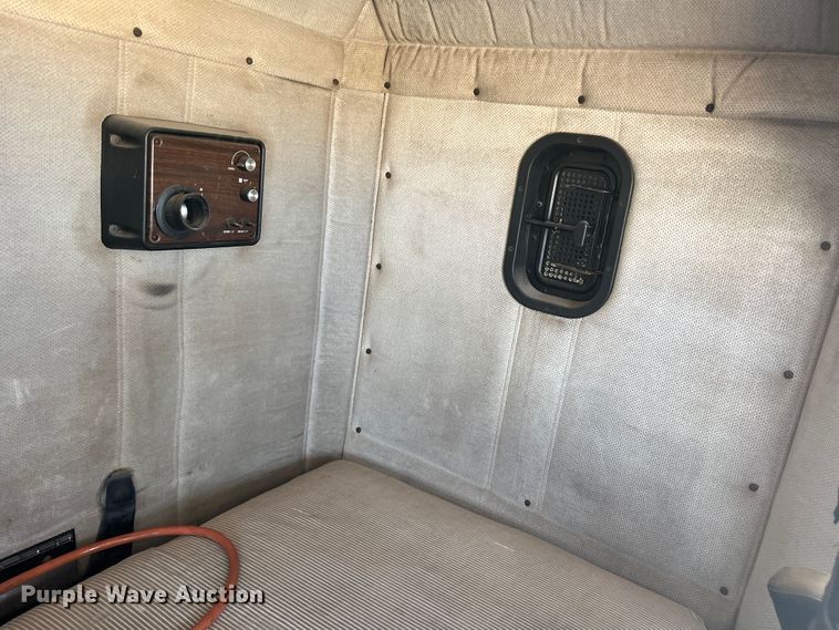 image for item DS8477 1997 Freightliner FLD  semi truck