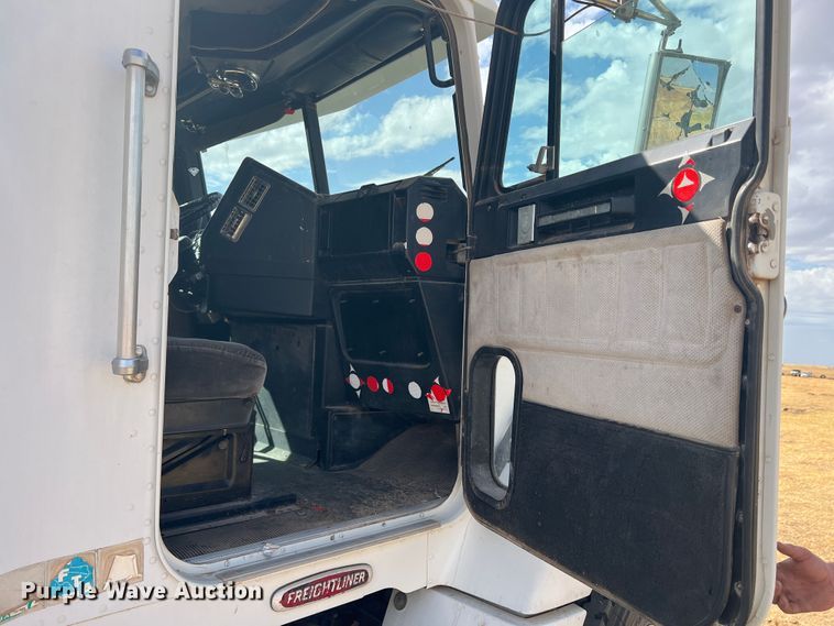 image for item DS8477 1997 Freightliner FLD  semi truck